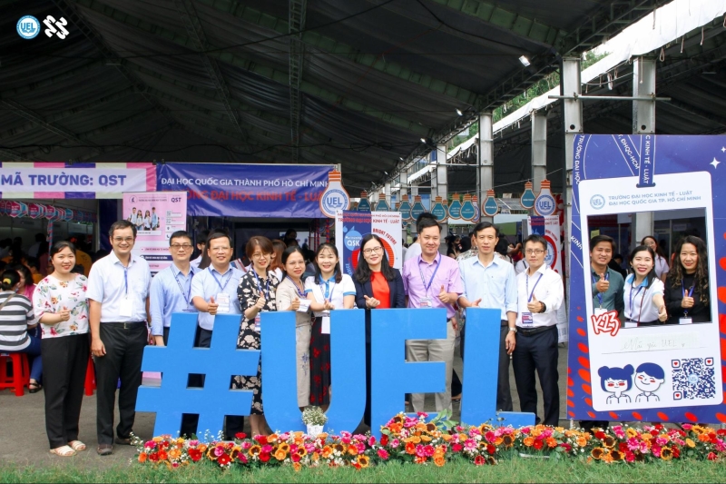 Cán bộ trường UEL chụp ảnh tại ngày hội Tư vấn Tuyển sinh